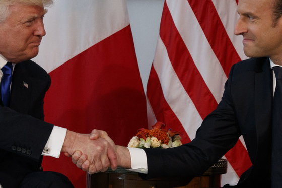 트럼프 대통령과 마크롱 대통령은 지난해 벨기에서 처음 만나 악수로 기싸움을 벌였다. [AP=연합뉴스]