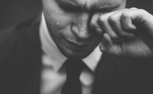 예전부터 남자들에게 눈물은 ‘금기’로 여겨졌다. 따라서 남자들은 슬픈 일이 있어도 참는 것이 일반적이었다. 하지만 이는 정신건강을 해칠 수 있고 자칫 우울증을 유발할 수 있어 주의해야한다.