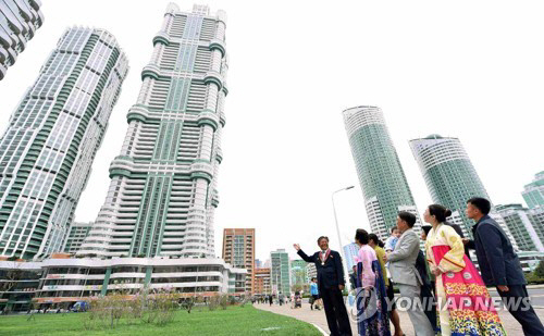 지난해 4월 17일 북한이 김일성 생일 105주년을 맞아 야심차게 추진했던 대규모 건설 프로젝트 여명거리에서 아파트 입주가 시작됐다. 연합뉴스 제공.