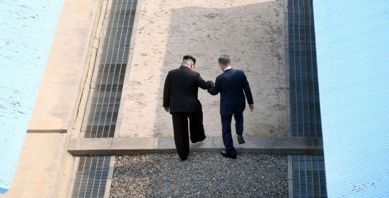 문재인 대통령과 김정은 북한 국무위원장이 27일 오전 판문점 군사분계선을 넘고 있다.