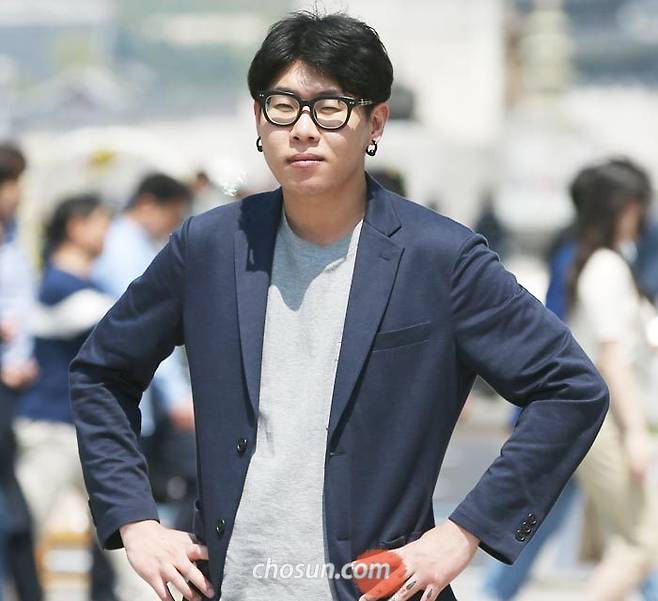 25일 타인으로 이글대는 서울 광화문 사거리에 선 만화가 김용키. “100화정도의 연재를 끝내면 가장 건조하고 현실적인 생활 만화를 그려보고 싶다”고 말했다. /박상훈 기자