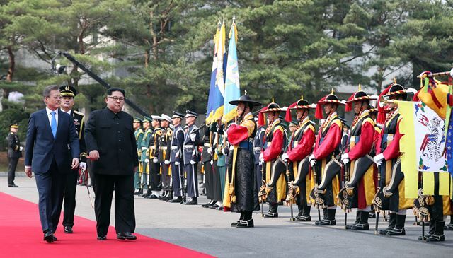 문재인(왼쪽) 대통령과 김정은 북한 국무위원장이 27일 판문점에서 의장대 사열을 받고 있다. 판문점=고영권 기자