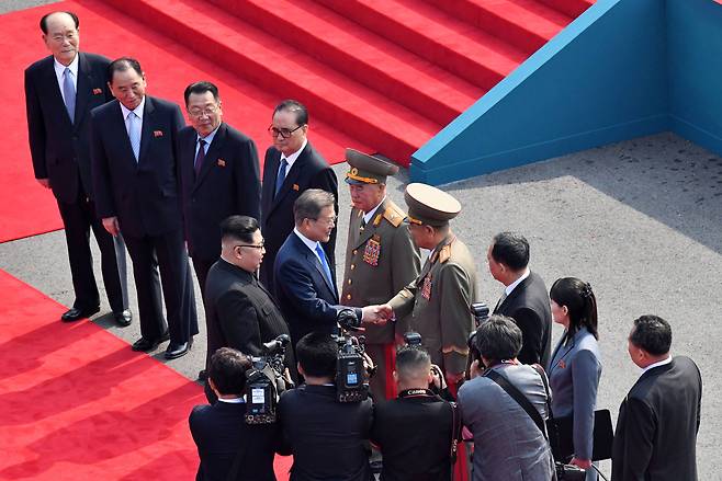 문재인 대통령이 27일 판문점에서 공식환영식을 마친 뒤 북측 수행원들과 인사하고 있다.김상선 기자