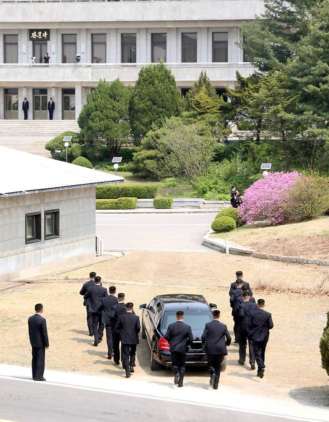 27일 판문점에서 오전 정상회담을 마친 김정은 국무위원장이 탄 차량이 북측으로 향하고 있다. 김상선 기자