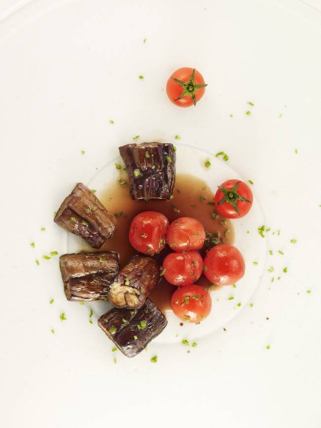 Braised eggplant with cherry tomatoes (Photo by Moon Duk-gwan / Wookwan)