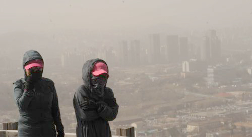 미세먼지 주의보가 내려진 날 시민들이 마스크를 착용한 채 서울 남산순환로를 산책하고 있다.