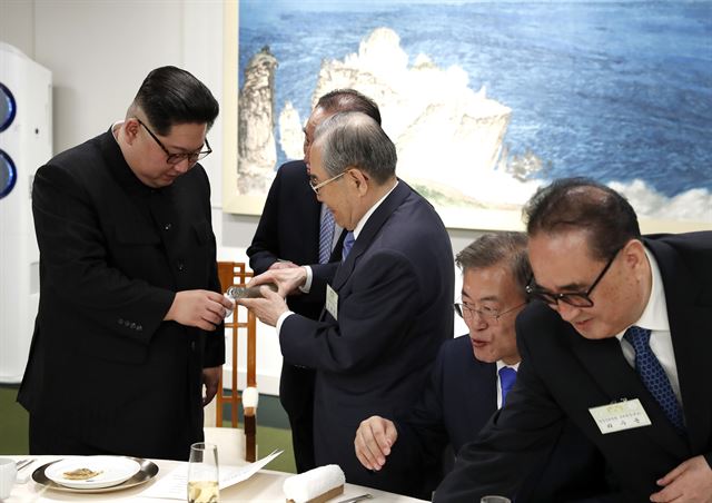 [술 권하는 임동원] 임동원 한반도평화포럼 명예이사장이 김정은 국무위원장에게 술을 따르고 있다.