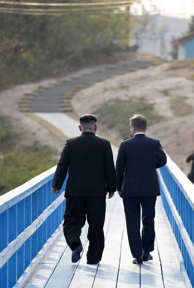 문재인 대통령과 북한 김정은 국무위원장이 27일 오후 판문점 도보다리에서 산책하며 대화하고 있다. 한국공동사진기자단