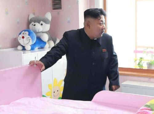 지난해 7월 북한 평양 교육시설을 방문한 김정은 국무위원장. [사진 노동신문]