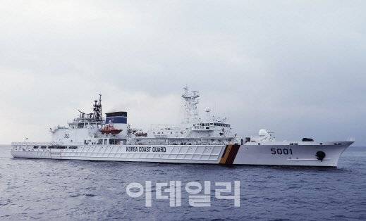축구장 1.5배 규모의 해양경비함정 5001함 전경. ‘제71주년 광복절 기념 독도 순례행사’ 참가자들을 14일 오후 5001함을 타고 묵호항을 출발해 15일 오전 독도에 도착했다. (사진=전상희 기자)