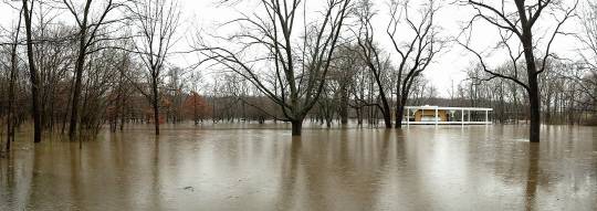‘판스워스 주택’은 침수경계를 어기고 낮은 곳에 지어져 1951년 완공된 뒤로 6차례나 침수됐다. @Architecture Chicago PLUS