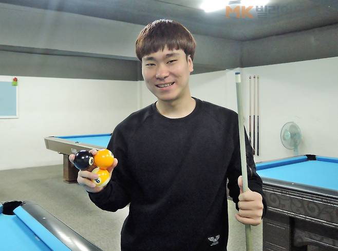 ‘2018년도 풀투어 1차 대회’에서 우승을 차지한 고태영이 포켓볼 공을 손에 들고 포즈를 취하고 있다.