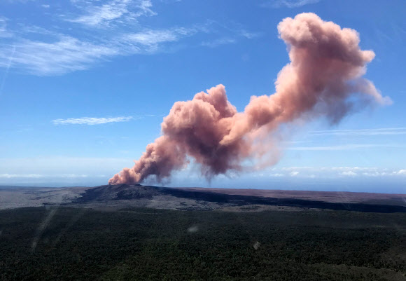 미국 하와이 주(州) 하와이 섬(일명 빅아일랜드)에 있는 킬라우에아 화산에서 규모 5.0의 지진 이후 용암이 분출해 인근 주민 1만여 명에게 대피령이 내려졌다고 현지언론 하와이뉴스나우가 3일(현지시간) 전했다.AFP 연합뉴스