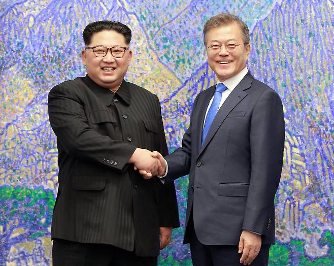 조선중앙통신이 지난달 27일 열렸던 문재인 대통령과 김정은 국무위원장의 3차 남북정상회담 사진 31장을 29일 공개했다.(사진=연합뉴스)
