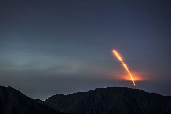 아틀라스5호 로켓이 5일 오전 미국 캘리포니아의 반데버그 공군기지에서 우주로 향하고 있다.[연합뉴스]