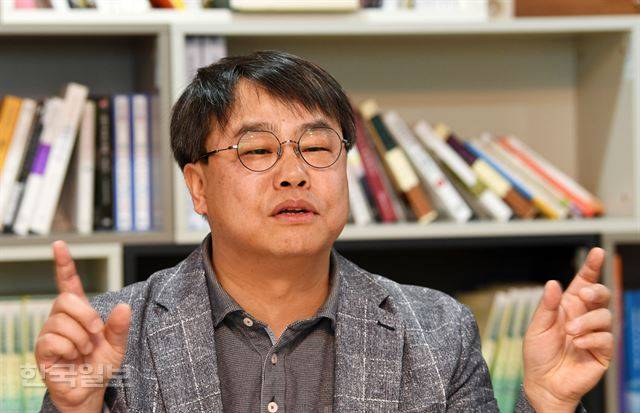올해 팔봉비평문학상 수상자인 조재룡 고려대 교수. 4일 서울 세종대로 한국일보에서 만난 그는 "'시는 이래야 한다'는 생각에 갇혀 있으면 요즘 시들을 읽을 수 없다"고 했다. 홍인기 기자