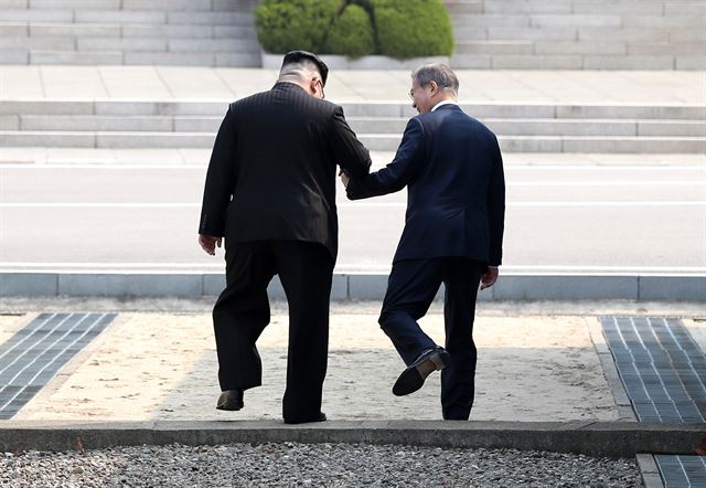 문재인 대통령과 김정은 북한 국무위원장이 4월 27일 오전  판문점에서 만나 손을 잡고 군사분계선(MDL)을 넘어 북측으로 향하고 있다. 고영권기자