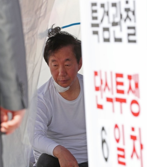 '드루킹'특검을 요구하며 국회 본청 앞에서 단식농성을 이어가는 자유한국당 김성태 원내대표가 8일 오전 천막에 앉아 있다.