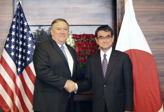고노 다로 일본 외무상(오른쪽)과 마이크 폼페이오 미국 국무장관이 지난달 30일(현지시간) 요르단 수도 암만에서 회담을 앞두고 악수하고 있다. [이미지출처=연합뉴스]