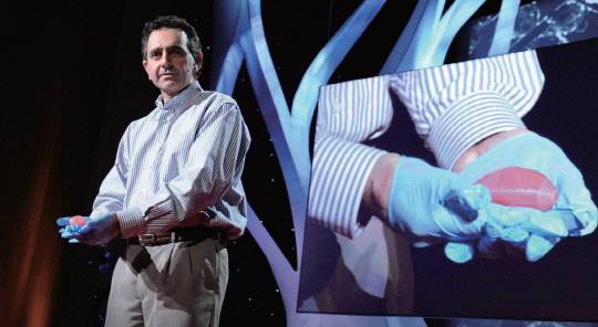 3D 바이오 프린팅으로 만든 인공신장을 보여주고 있는 웨이크포레스트 재생의학연구소의 안토니 아탈라 교수. 출처:Nature Biotechnology