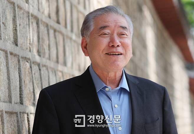 문정인 대통령 통일외교안보특보가 8일 정부서울청사 창성동 별관에서 경향신문과 인터뷰를 하고 있다. 김창길 기자 cut@kyunghyang.com