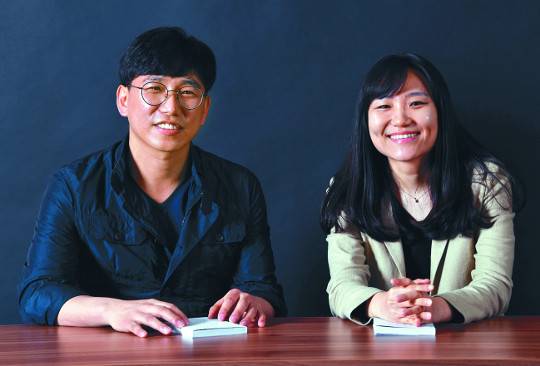 신용목(왼쪽)과 안희연 시인이 지난 4일 서울 여의도 국민일보 사옥에서 아버지에 대한 시·산문집 ‘당신은 우는 것 같다’에 대해 이야기하고 있다. 이병주 기자