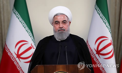 이란 대통령 "미국 없이 핵협정 남을 것"…우라늄 농축 경고 (테헤란 EPA=연합뉴스) 하산 로하니 이란 대통령이 8일(현지시간) 테헤란에서 도널드 트럼프 미국 대통령의 이란 핵협정 탈퇴 선언에 대해 연설하고 있다. 로하니 대통령은 이란 TV로 중계된 이날 연설에서 "이란은 미국 없이 핵협정에 남을 것"이라고 밝히고 미국을 제외한 다른 협정 당사국과의 후속 논의가 실패할 경우 수 주 내에 핵개발 프로그램의 핵심인 우라늄 농축을 재개할 수 있음을 경고했다고 외신은 전했다.    ymarshal@yna.co.kr