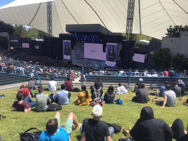 (마운틴뷰<미 캘리포니아주>=연합뉴스) 김현재 특파원 = 구글은 8일 미 캘리포니아주 마운틴뷰의 쇼라인 앰피시어터에서 개최된 2018 연례 개발자 콘퍼런스(I/O)를 개최했다. '/> (마운틴뷰<미 캘리포니아주>=연합뉴스) 김현재 특파원 = 구글의 AI(인공지능) 비서 플랫폼 구글 어시스턴트가 미장원 점원과 전화를 해 "언제쯤 가면 기다리는 줄이 짧아지는지"를 묻고 적절한 시간에 예약한다. 레스토랑에 전화해 피자 배달도 시킨다. 심지어 전에 주문했던 피자나 커피의 종류를 기억했다가 다음번에 시킬 때 같은 것을 주문할 것인지 묻기도 한다. 구글은 8일(현지시간) 미 캘리포니아주 마운틴뷰의 쇼라인 앰피시어터에서 개최된 2018 연례 개발자 콘퍼런스(I/O)에서 더 영리하고 이전보다 더 지속적인 대화를 할 수 있는 AI 음성 비서 기능을 선보였다. '듀플렉스'로 불리는 더 똑똑한 소프트웨어는 올여름에 모든 안드로이드폰에, 올겨울에는 아이폰에서 시범 운영될 것이라고 구글 측은 밝혔다. 구글은 스타벅스, 도미노 피자, 파네라 등 커피숍, 식당 체인 등과 파트너십 계약을 맺고 음료나 음식을 주문하기 위한 어시스턴트의 기능을 더 확장해 나갈 것이라고 말했다. 약속 시각이나 출근 시간에 맞춰 집을 나서도록 알려주는 기능은 더욱 세련돼 졌으며, '헤이 구글, 집안 온도를 20도로 맞추고, 거실의 조명을 낮춰줘"라는 복합적인 질문도 알아듣는다. "오늘 날씨가 어때, 그리고 내 일정은 뭐지"라는 두 가지 이상의 질문도 알아듣고 답변을 할 수 있다. 예전에는 구글 어시스턴트에 명령을 내릴 때 마다 '헤이 구글', 또는 '오케이 구글'을 외쳐야 했지만, 새로운 구글 비서의 마이크는 명령을 내린 뒤 최대 8초 동안 열려 있어 지속적인 대화가 가능해졌다. 하나의 명령을 내리고 이에 대한 답을 들으면 곧바로 다른 명령을 내릴 수도 있다. 구글 측은 "만일 지속적인 대화를 원치 않는다면 이 업데이트를 하지 않아도 되고, 또 업데이트를 했다 해도 대화 중간에 '고마워'라고 말하면 자연스럽게 구글 어시스턴트는 말을 중간에서 끊을 수도 있다"고 말했다. 자신의 성격에 맞춰 AI 비서를 조정할 수 있게 된 것이다. 어린아이가 대화를 걸면 구글 어시스턴트는 '부탁인데요(Please)'라는 정중한 단어를 사용하도록 요구하기도 한다.