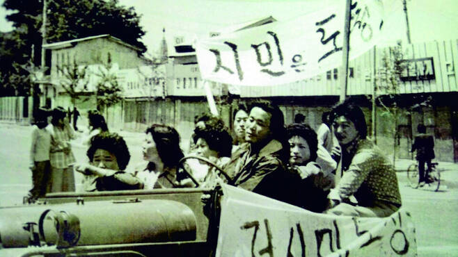 남성 위주의 투쟁에서 ‘오월 광주’의 여성들은 그동안 항쟁에 대한 기여뿐 아니라 피해규모까지도 상당부분 가려져 왔다. 1980년 5·18 광주민주화운동 당시 차량 위에서 거리방송을 하고 있는 모습들.