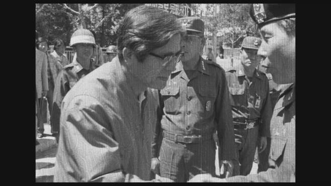 계엄군은 1980년 5월27일 5·18 민주화운동을 무력으로 잔인하게 진압했다. 1980년 5월27일 광주에서 진압이 끝난 뒤 신군부의 핵심이었던 정호용 당시 특전사령관(맨 오른쪽)이 장형태 당시 전남도지사와 악수하고 있다. 5·18기록관 제공