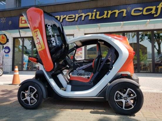 트위지 도어는 슈퍼카처럼 위로 여는 ‘시저윙’으로 90도까지 올라간다. (사진= 강신우 기자)