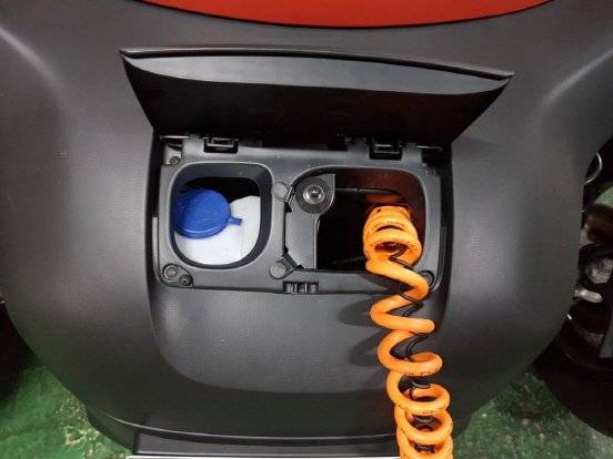 트위지 보닛을 열면 전기 충전 플러그가 들어 있다. (사진= 강신우 기자)