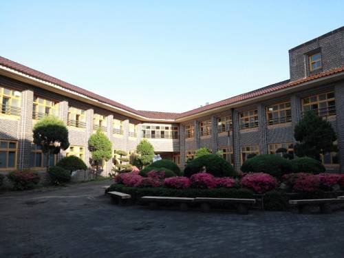 서울 구로 정진학교 중등교정. 정진학교에는 유치원을 비롯해 초·중·고등학교(6·3·3개년)과정, 전문대와 유사한 ‘전공과(2개년)’ 과정이 개설되어 있으며, 지적장애(총 34학급)와 지체장애(총 15학급) 학생 등 총 291명이 다니고 있다.