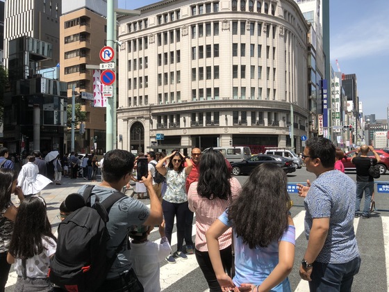 일요일인 지난 6일 차량이 통제된 긴자 중앙로 '보행자 천국'거리에서 사진을 찍고 있는 외국인 관광객들의 모습. 서승욱 특파원
