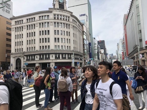 지난 6일 긴자 중앙로의 '보행자 천국'거리를 걷고 있는 외국인 관광객들의 모습. 서승욱 특파원