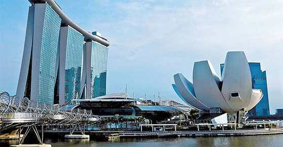 싱가포르의 마리나 베이 샌즈호텔의 모습. 내국인 입장 허용을 조건으로 미국의 라스베이거스 샌즈그룹이 투자했다. 건물은 한국의 쌍용그룹이 지었다. [중앙포토]