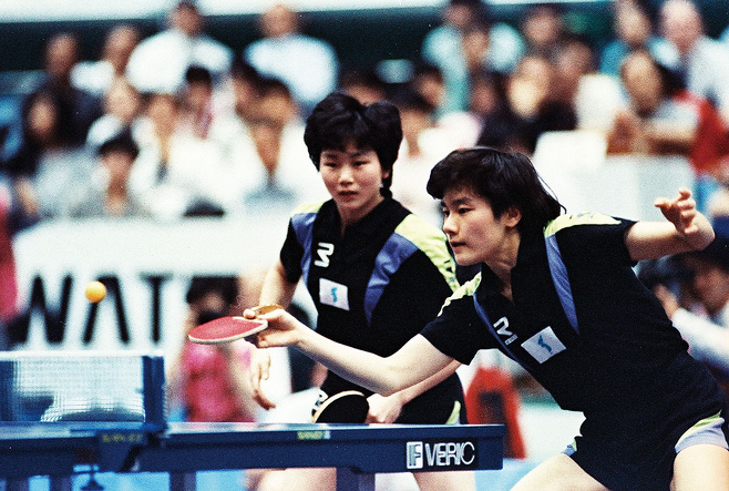 1991년 4월28일 코리아팀의 현정화·이분희 선수가 짝을 이뤄 복식 경기를 하고 있다. © 연합뉴스
