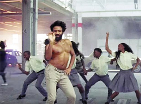 차일디시 갬비노(가운데)가 ‘디스 이즈 아메리카’ 뮤직비디오에서 춤추고 있다. 뮤직비디오는 미국의 인종차별, 총기범죄를 정면으로 다뤘다.