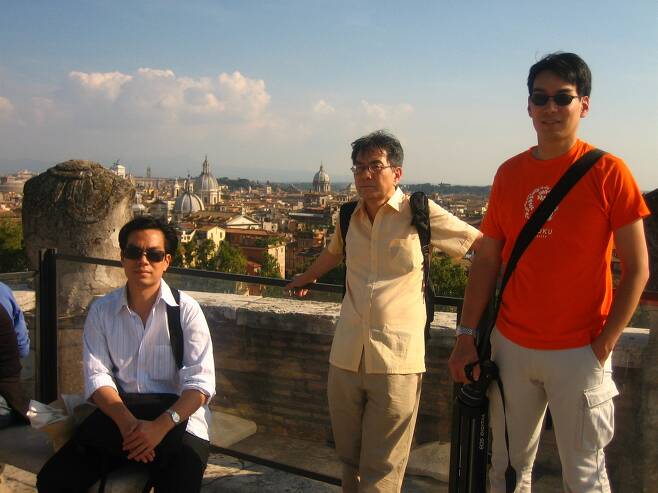 2006년 9월 바티칸에서 장남(준), 차남(린)과 함께. 오른쪽부터 준, 린, 송교수. ⓒ송두율
