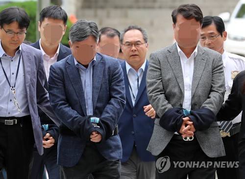 노조와해 의혹 4인 영장실질심사 출석 (서울=연합뉴스) 윤동진 기자 = 노조와해 활동 실무를 총괄한 의혹을 받는 삼성전자서비스 임원 최모(앞줄 왼쪽 두 번째) 삼성전자서비스 전무를 포함한 4명이 구속 전 피의자심문(영장실질심사)을 받기 위해 14일 오전 서초구 서울중앙지법으로 들어서고 있다. 2018.5.14 mon@yna.co.kr