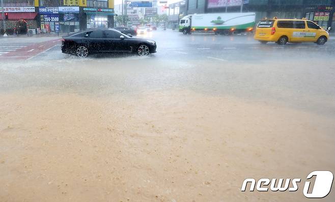 전국 대부분 지역에 비가 내리는 16일 오후 경기도 용인시 한 도로가 폭우로 인해 침수되어 있다. 기상청은 이날 기압골의 영향으로 중부지방을 중심으로 비가 내린다고 예보했다. 2018.5.16/뉴스1 © News1 오장환 기자