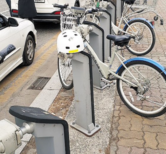 대전 시내에 있는 공유 자전거 대여소에 놓여 있는 자전거 헬멧. 대전시는 2014년 자전거 헬멧 150개를 대여소에 배치했지만 두 달도 되지 않아 헬멧의 90%를 분실했다. /대전시