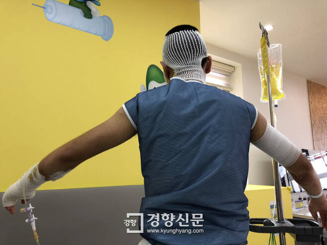 16일 대구 지역 한 병원에서 치료를 받고 있는 ㄴ씨의 모습. 그는 얼굴과 팔, 다리 등에 2도 화상을 입었다.｜백경열 기자 merci@kyunghyang.com