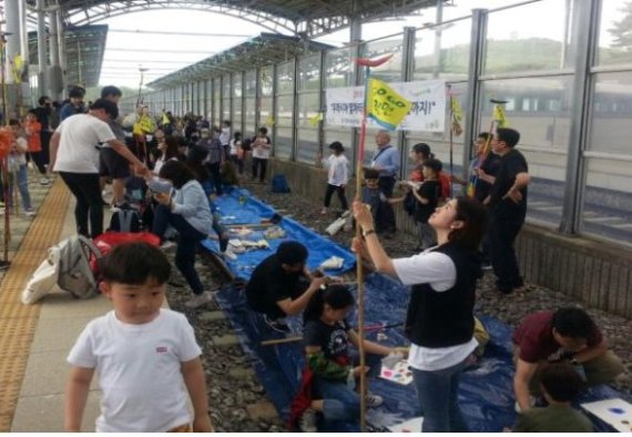 코레일 희망철도재단이 지난 7일 운행한 '평화열차' 참가자가 도라산역에서 평화통일의 염원을 담은 '솟대 만들기' 체험을 하고 있다.