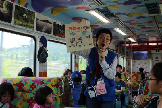 코레일 노사 공동 사회공헌재단인 희망철도재단이 7일 운행한 경의선 DMZ-트레인을 타고 떠나는 '평화열차' 여행을 진행하고 있다.