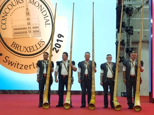 CMB 2019년 개최지로 선정된 스위스의 전통악기 연주자들