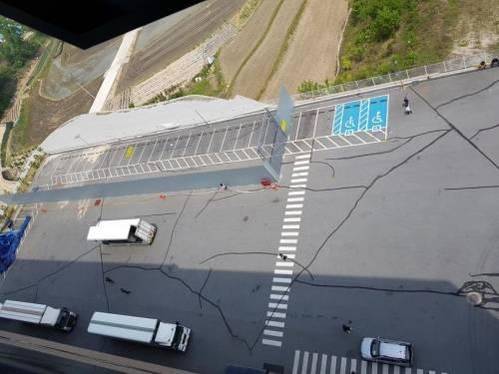 물류센터 건물에서 바라본 주차장의 모습. 옹벽쪽 접근을 차단하고 있지만 주차장의 균열이 선명하다. 균열이 생긴 주차장 위로 물류차량이 오가고 있다. /독자 제공