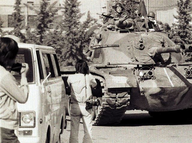 [저작권 한국일보] 전남도청이 함락된 27일 내신 기자들이 광주 도심으로 진출하는 계엄군의 탱크를 촬영하고 있다.