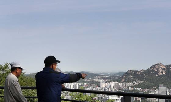 지난 8일 서울 중구 남산공원에서 시민들이 맑은 하늘이 펼쳐진 서울 도심을 바라보고 있다/사진=뉴스1