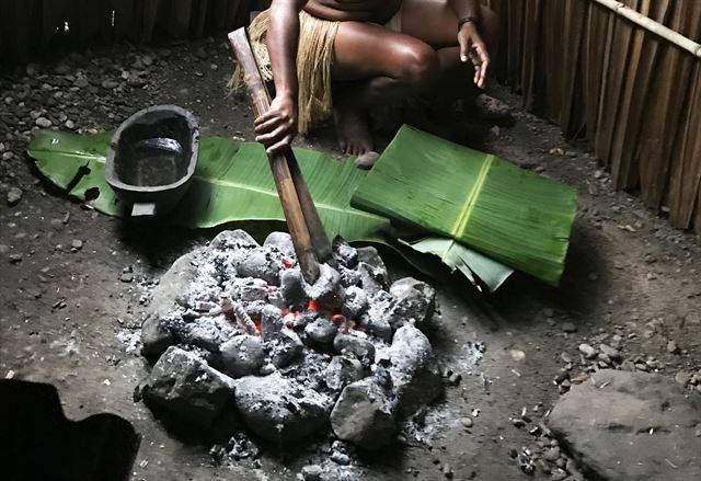 달군 돌을 사용해 음식을 만드는 솔로몬 사람들.